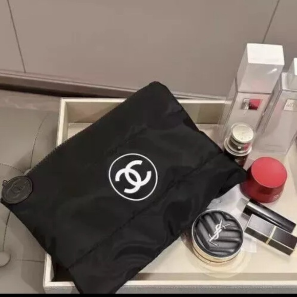 Chanel Beauty Gift Black Puffy Makeup Bag Pouch Clutch Cosmetic Case NEW… - Picture 1 of 5